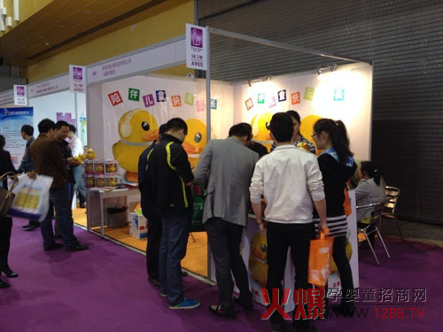 小Q鴨兒童早教機(jī)亮相