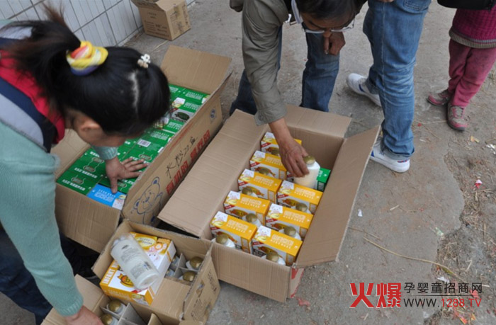 貝寧食品與聯(lián)建建設集團攜手給連州山區(qū)送溫暖