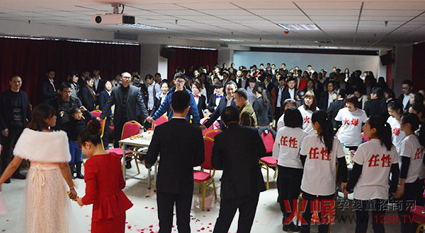 熱鬧的年會(huì)場(chǎng)面