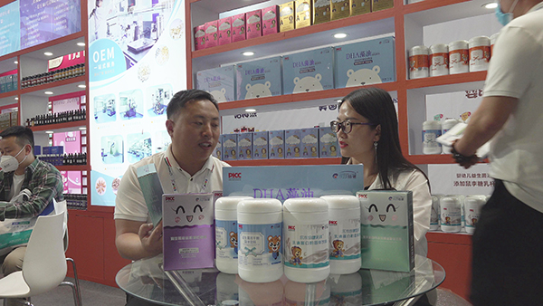 山東科舉藥業(yè)展會(huì)現(xiàn)場負(fù)責(zé)人楊總介紹展會(huì)上的新品.jpg 山東科舉藥業(yè)展會(huì)現(xiàn)場負(fù)責(zé)人楊總介紹展會(huì)上的新品.jpg