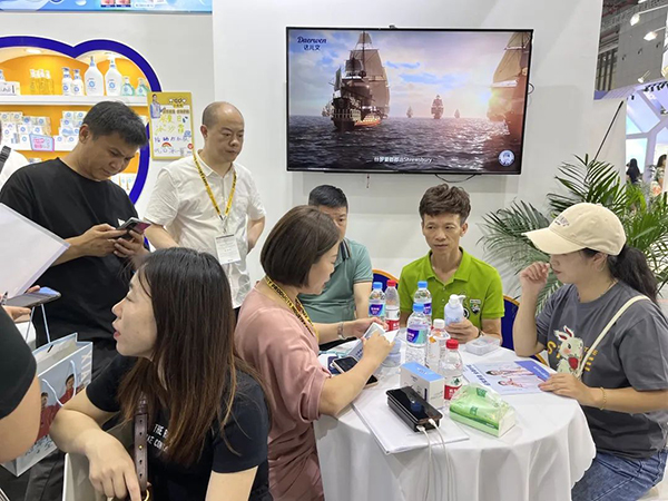 火爆的現(xiàn)場氛圍1.jpg 火爆的現(xiàn)場氛圍1.jpg